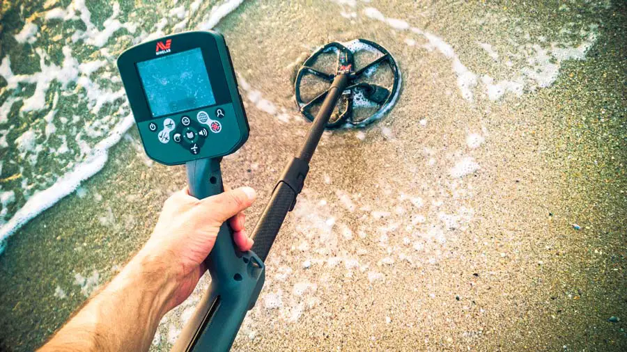 Beginner waterproof metal detector for treasure hunting in water
